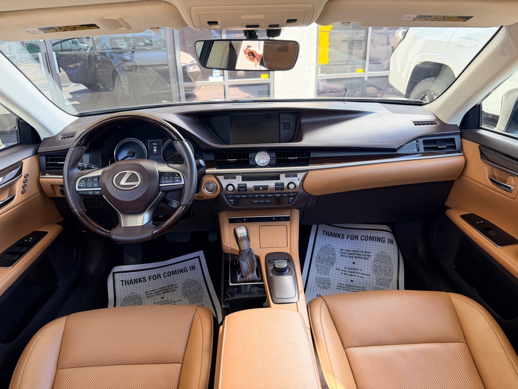 2016 Lexus ES Image 19