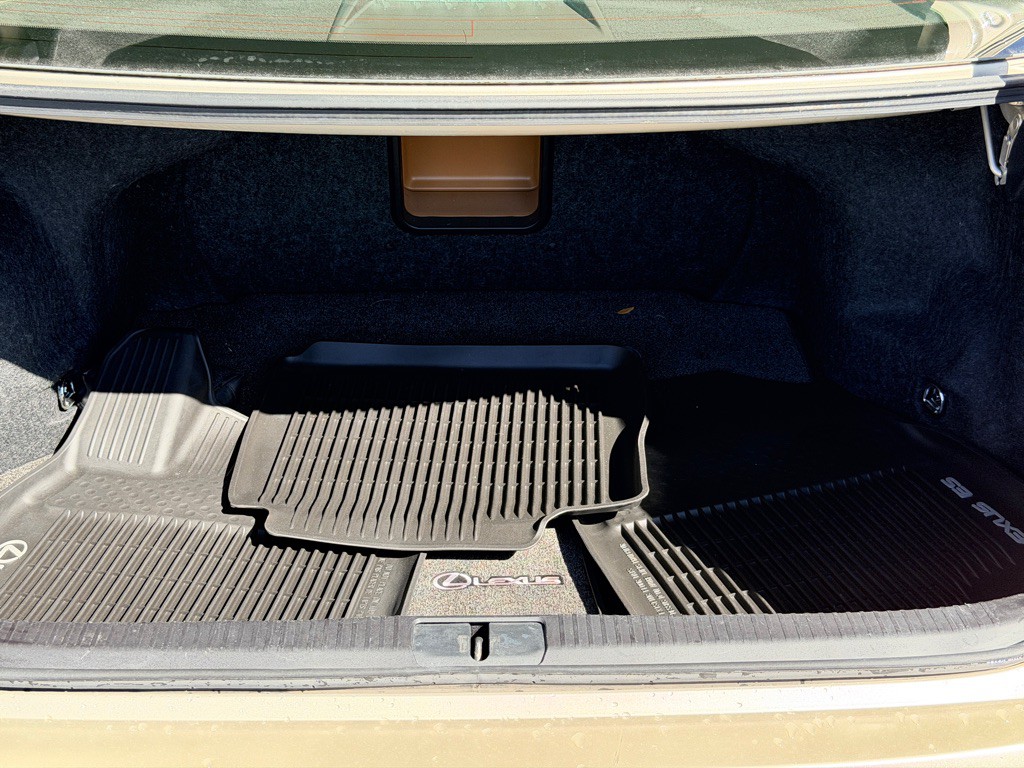 2016 Lexus ES Image 20