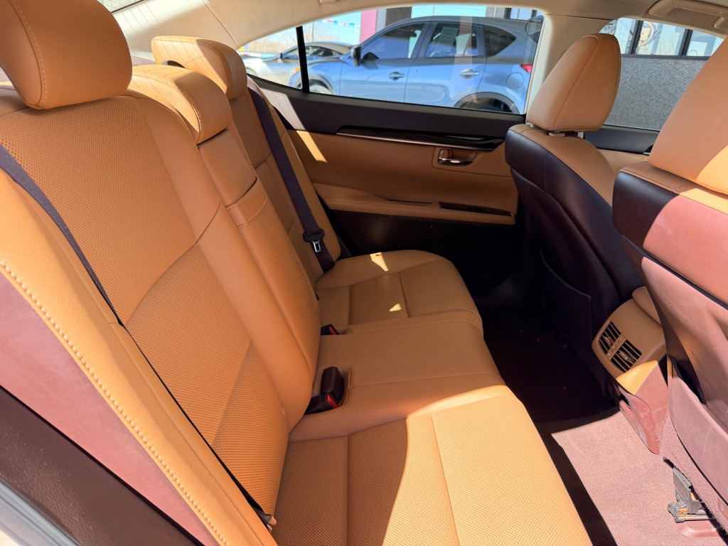 2016 Lexus ES Image 21