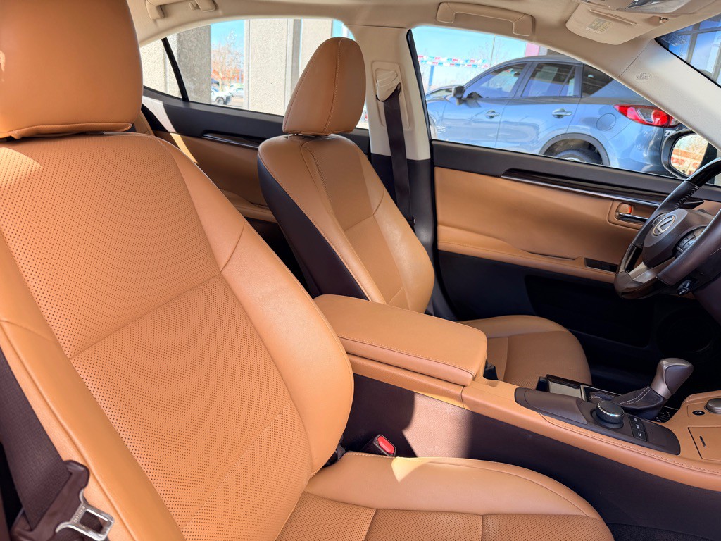 2016 Lexus ES Image 22