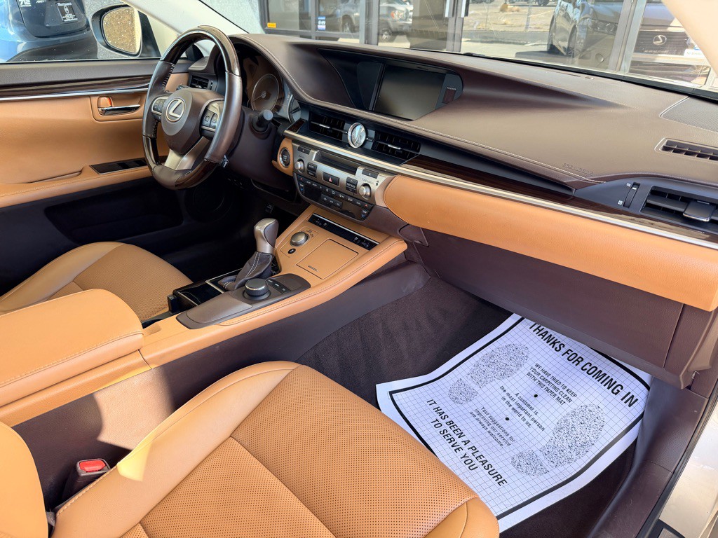 2016 Lexus ES Image 23