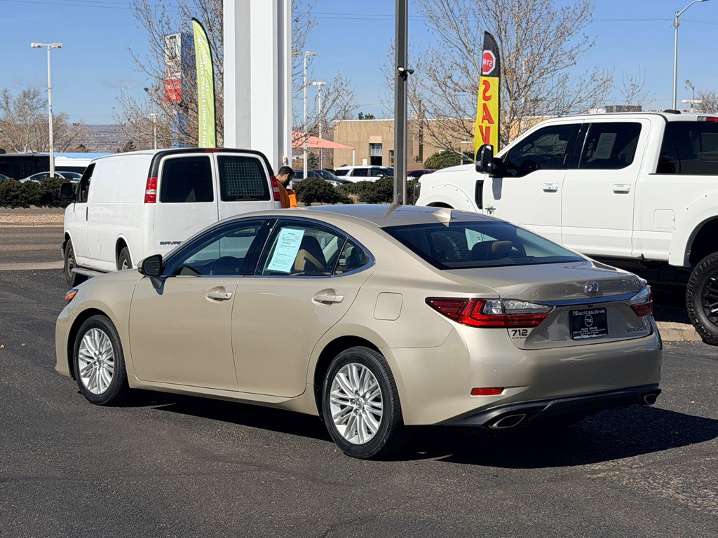 2016 Lexus ES Image 34