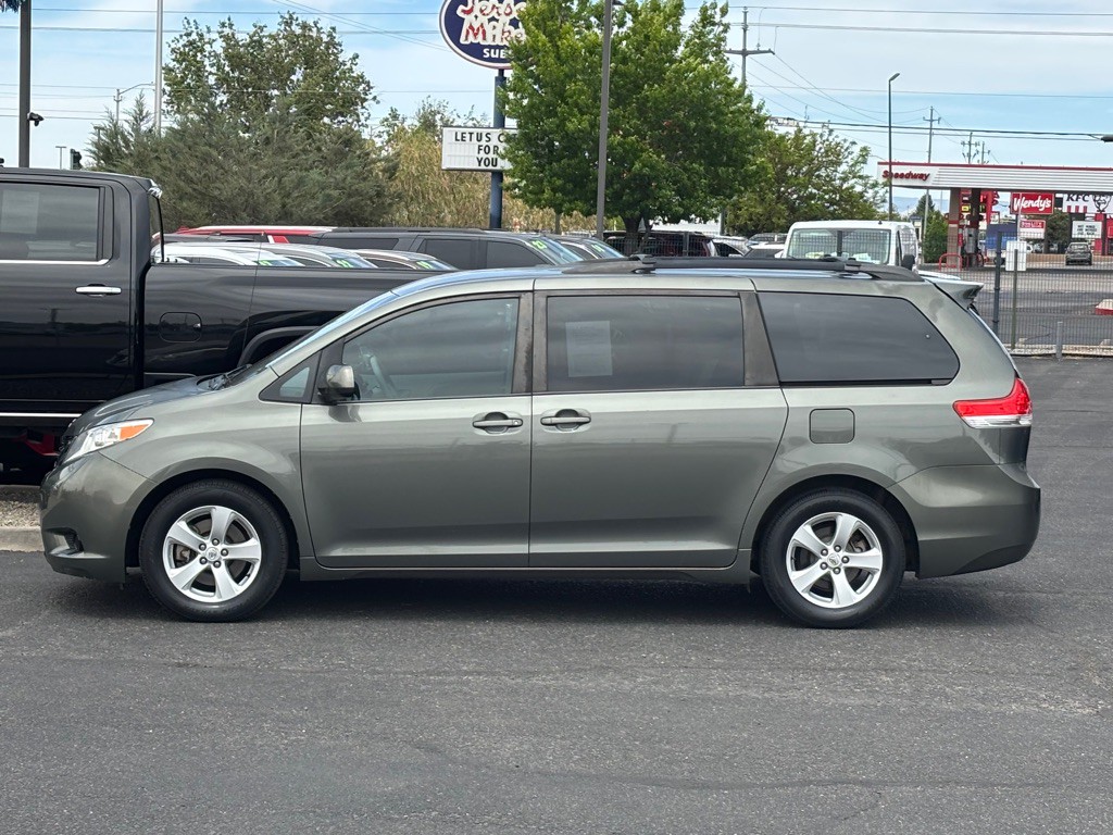2012 Toyota Sienna Image 2