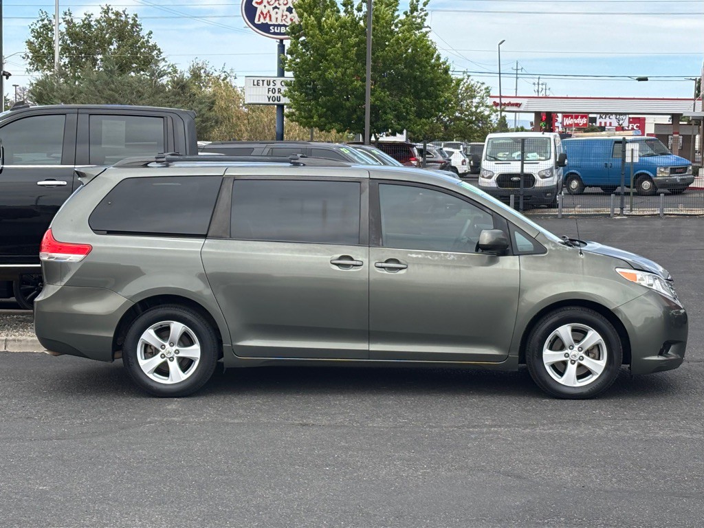 2012 Toyota Sienna Image 3