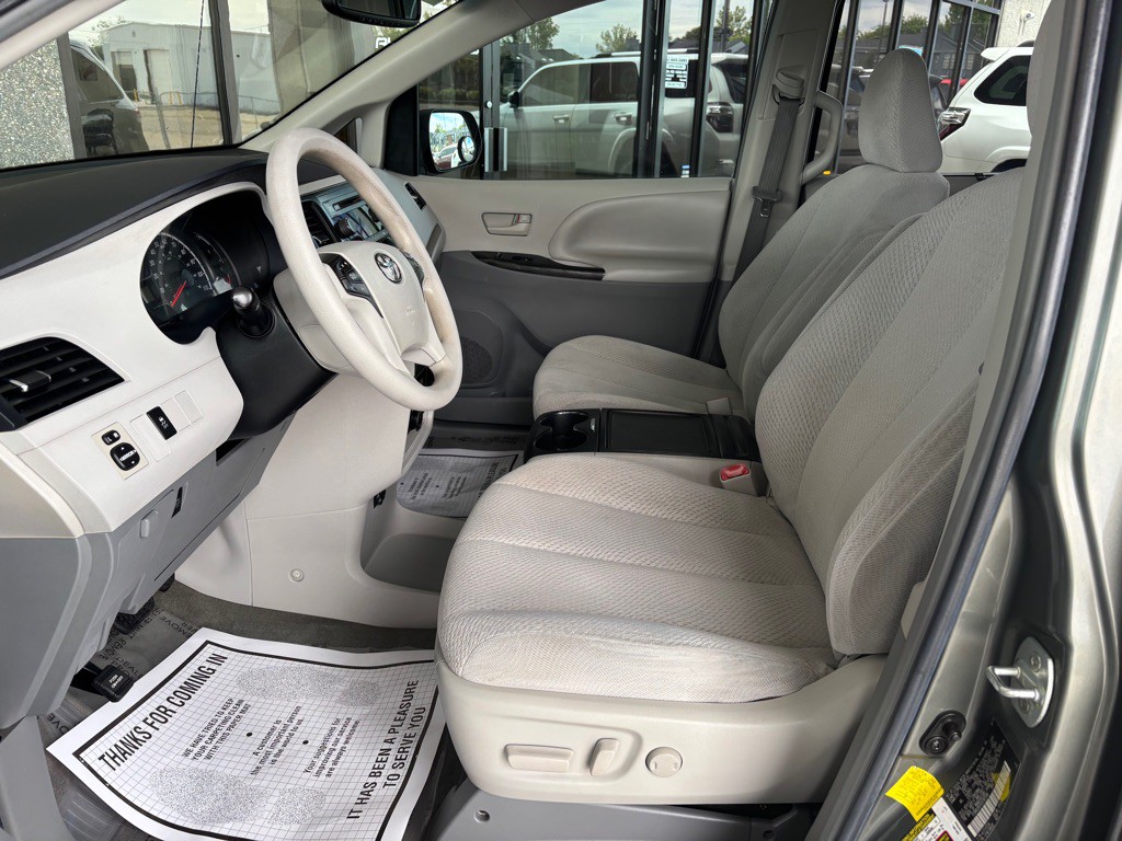2012 Toyota Sienna Image 5