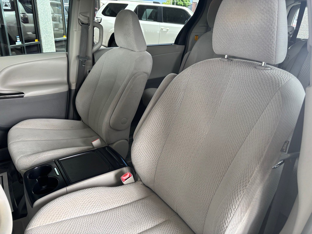 2012 Toyota Sienna Image 6