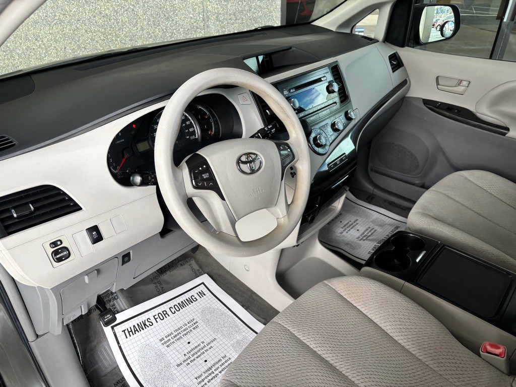 2012 Toyota Sienna Image 7