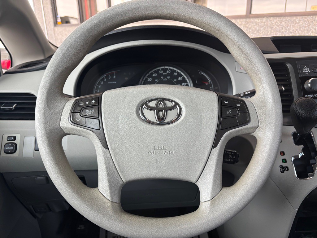 2012 Toyota Sienna Image 8