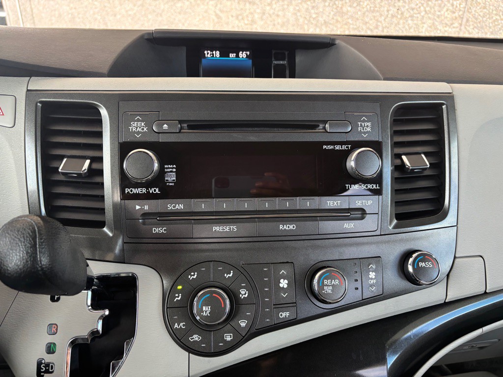 2012 Toyota Sienna Image 12