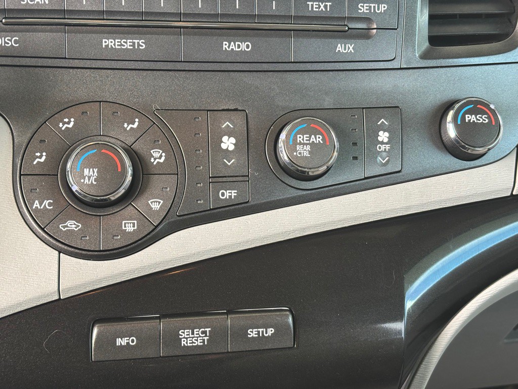 2012 Toyota Sienna Image 14