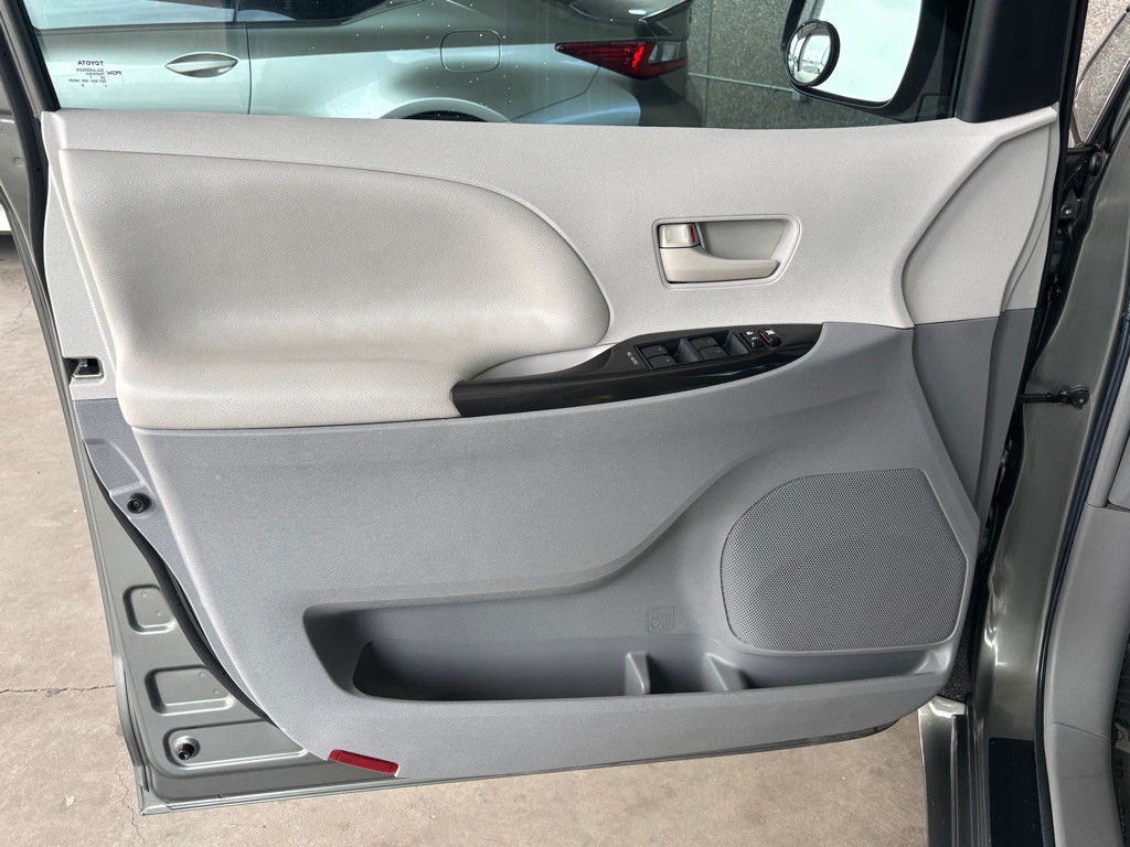 2012 Toyota Sienna Image 18