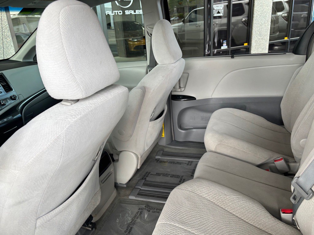 2012 Toyota Sienna Image 21