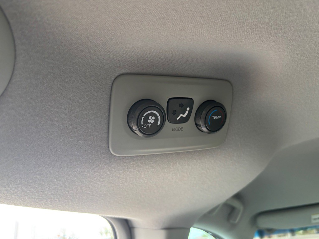 2012 Toyota Sienna Image 23