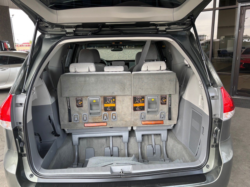 2012 Toyota Sienna Image 27