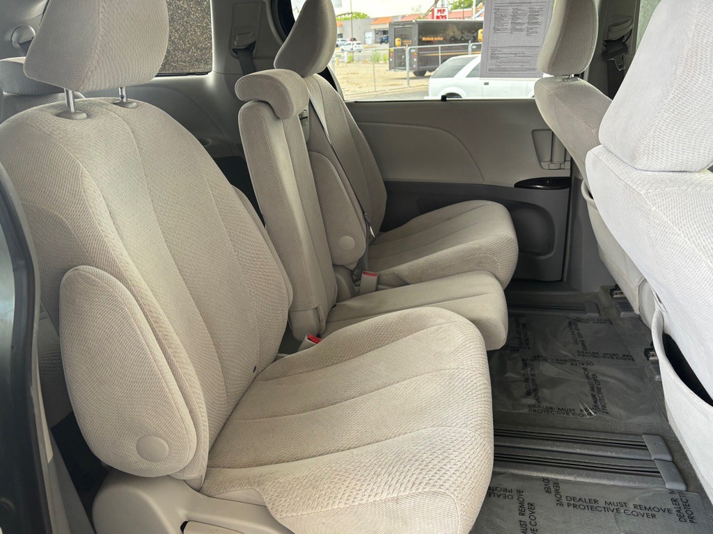 2012 Toyota Sienna Image 28