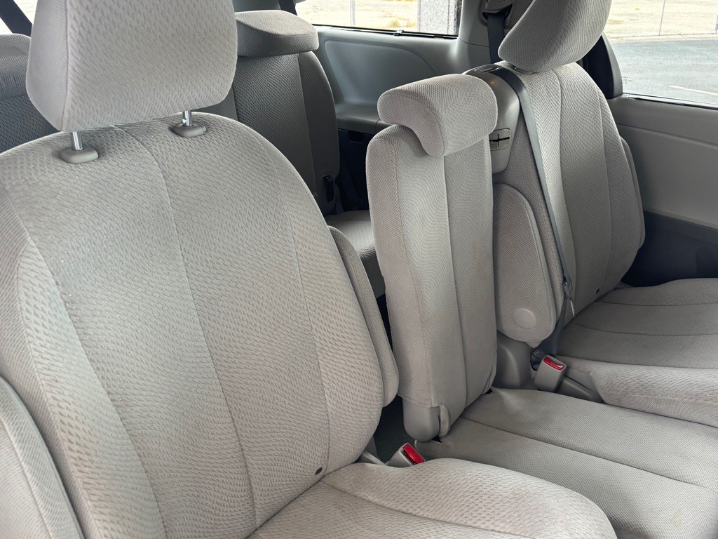 2012 Toyota Sienna Image 29