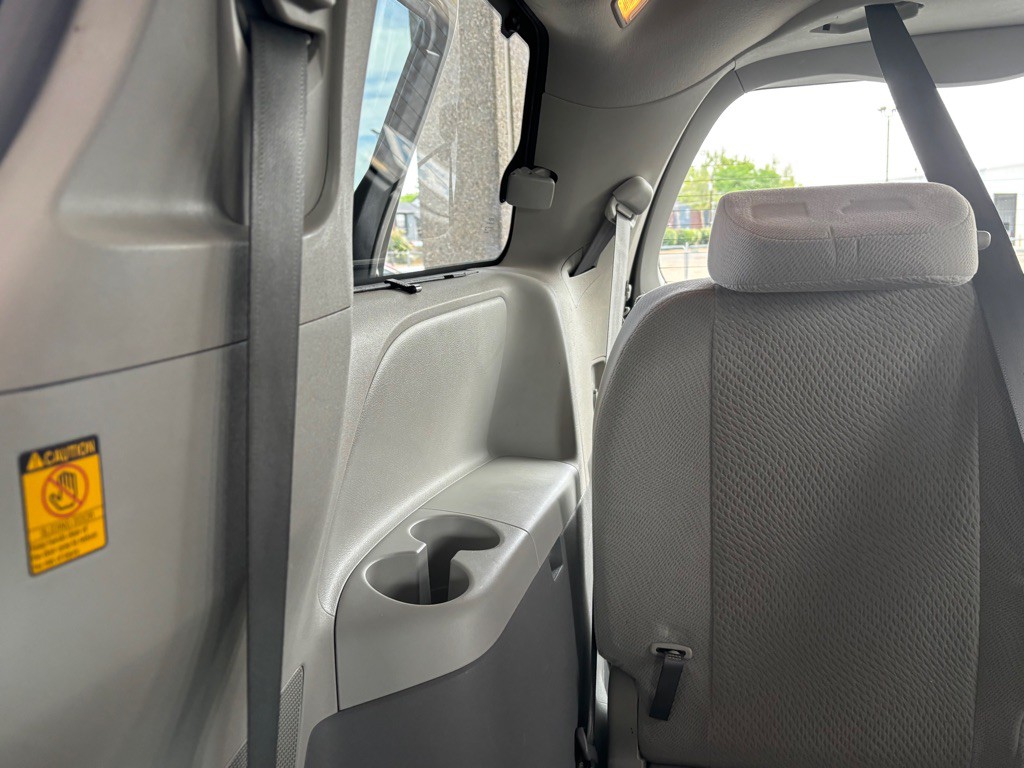 2012 Toyota Sienna Image 32
