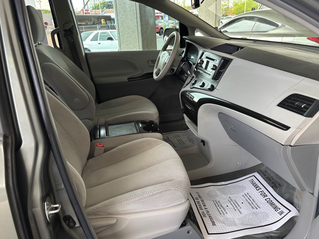 2012 Toyota Sienna Image 33