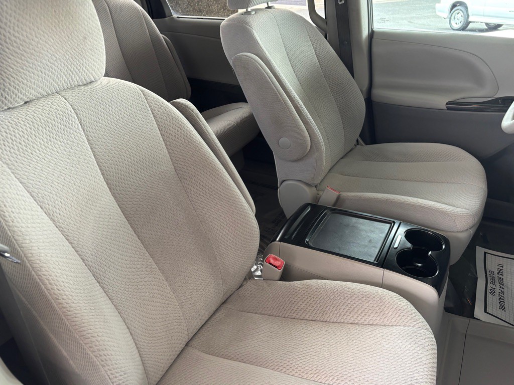 2012 Toyota Sienna Image 34