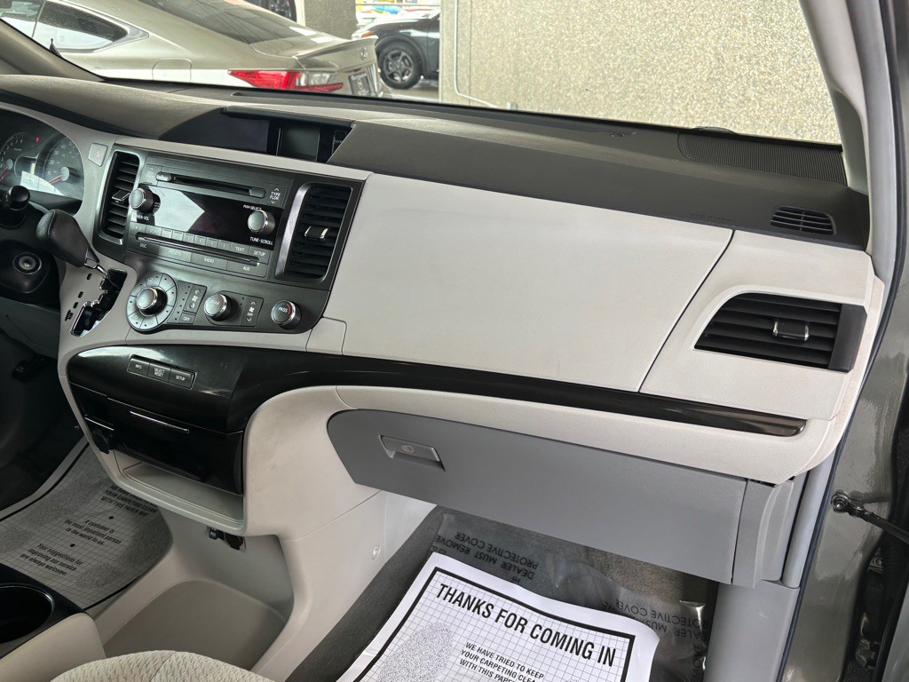 2012 Toyota Sienna Image 35
