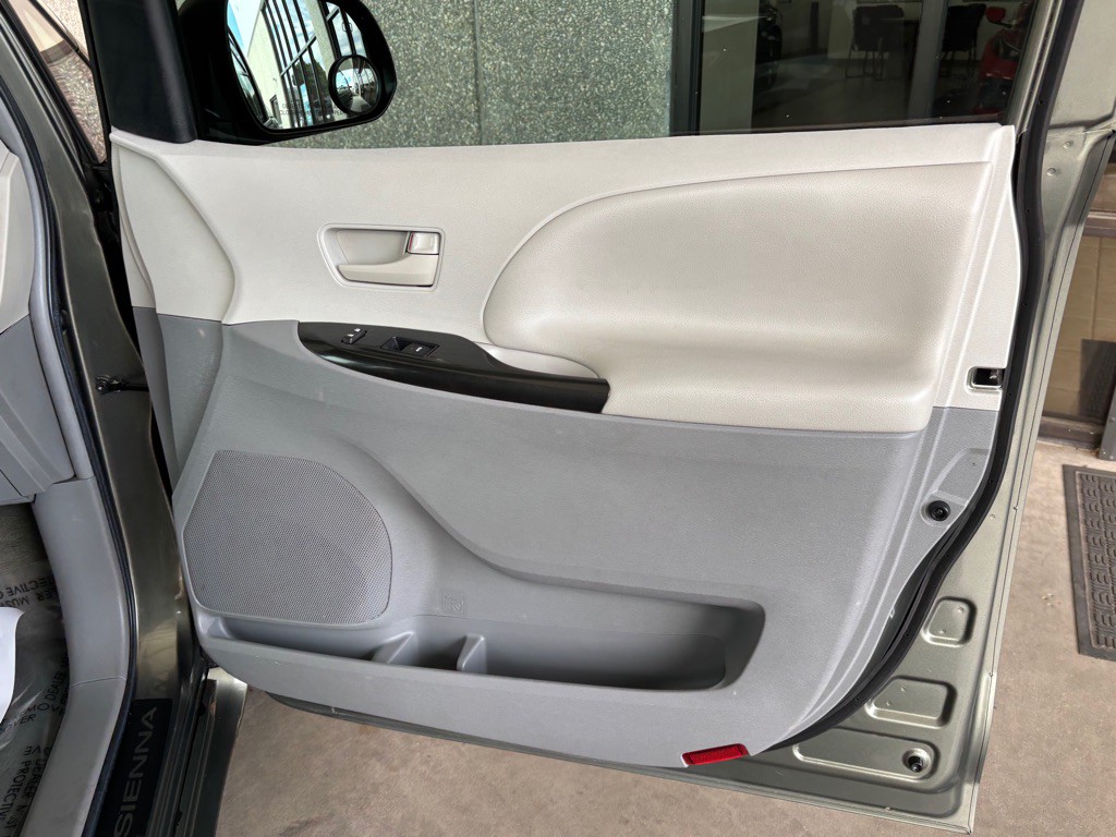 2012 Toyota Sienna Image 36