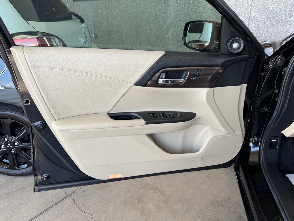 2017 Honda Accord Image 23