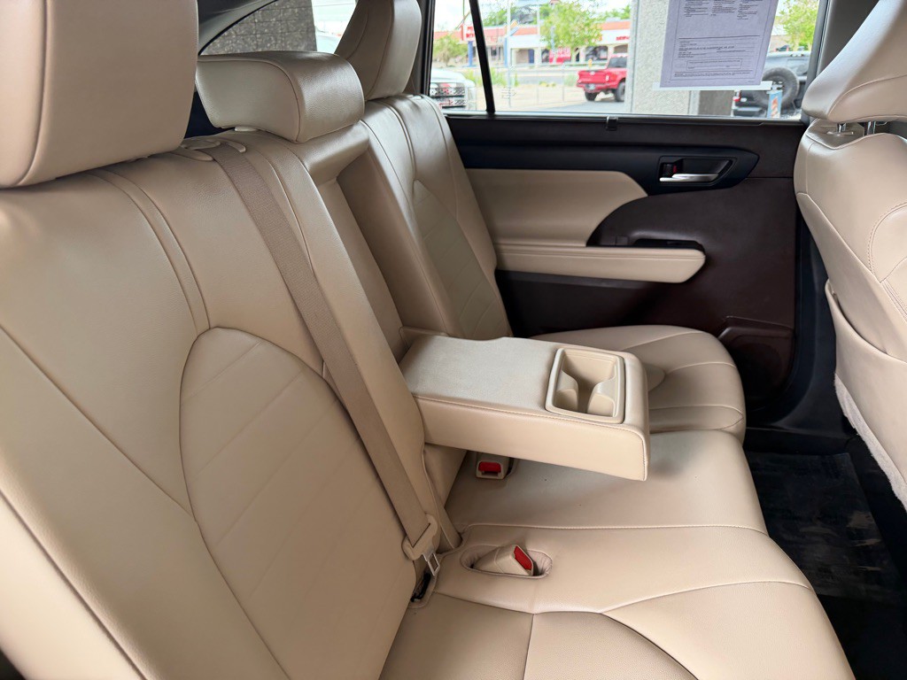 2022 Toyota Highlander Image 34