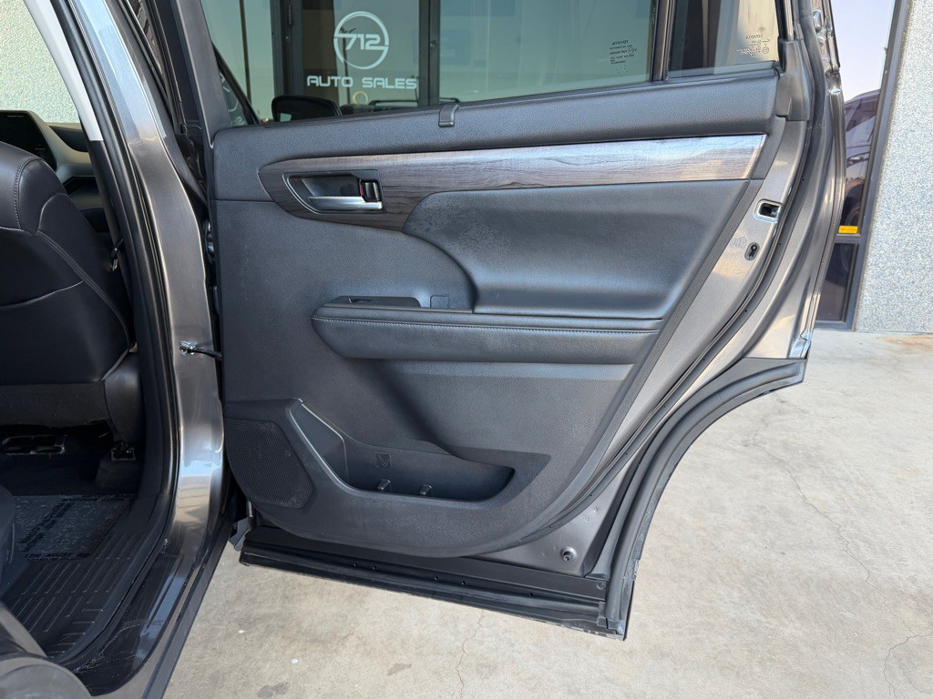 2021 Toyota Highlander Image 36