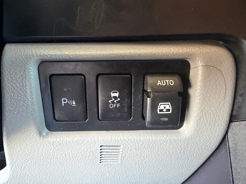2018 Toyota Sequoia Image 16