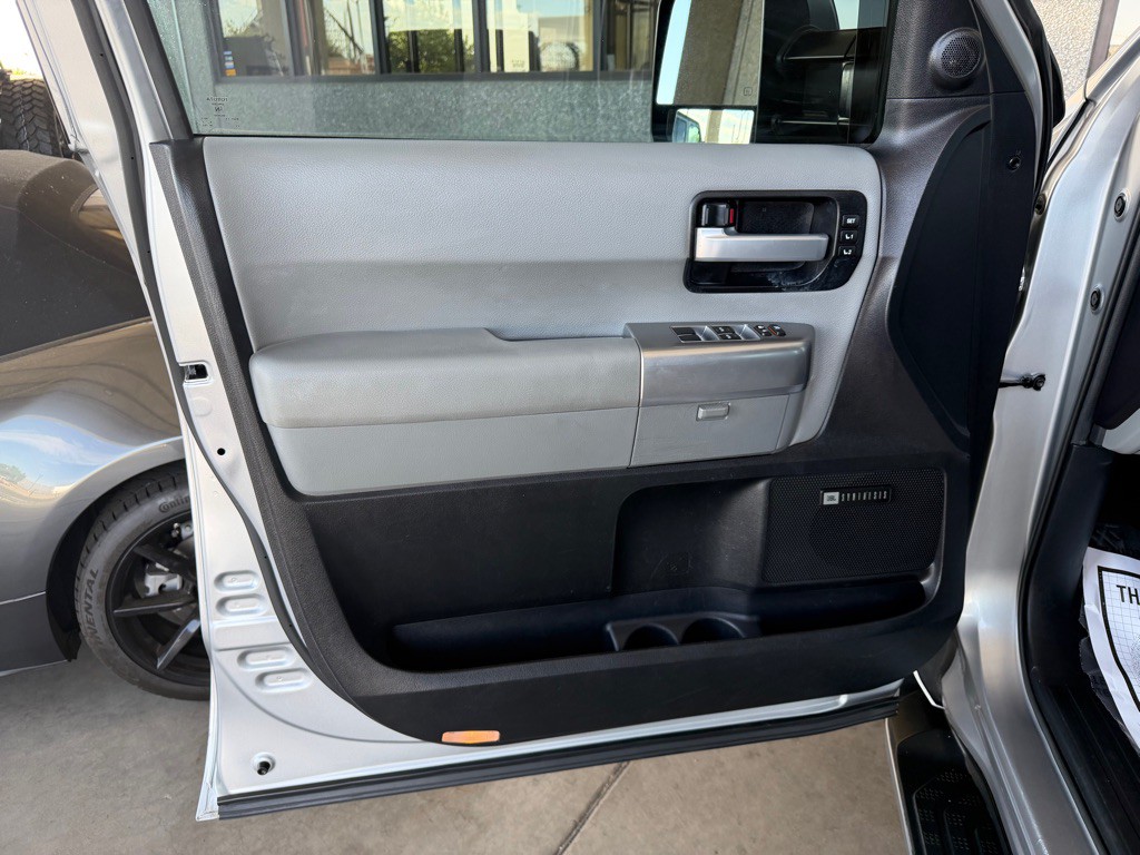 2018 Toyota Sequoia Image 18