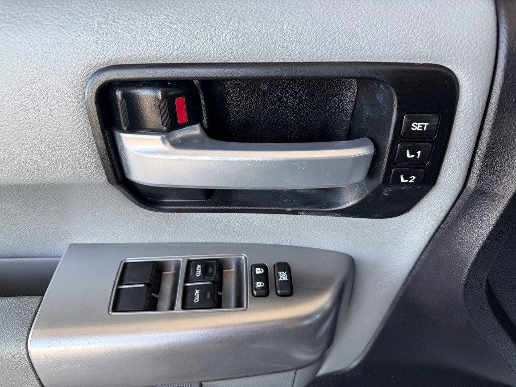 2018 Toyota Sequoia Image 19