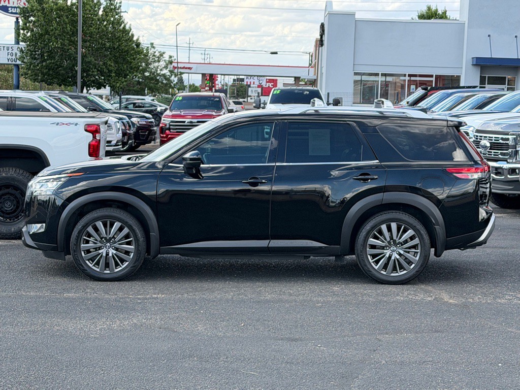 2022 Nissan Pathfinder Image 2