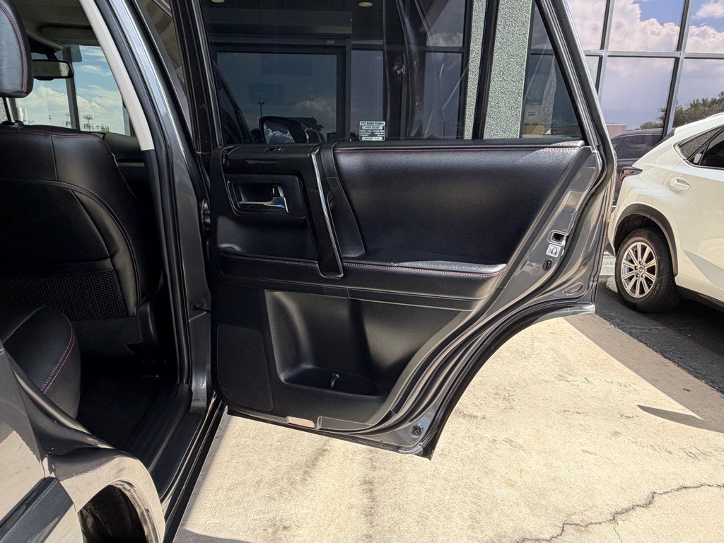 2016 Toyota 4Runner Image 32