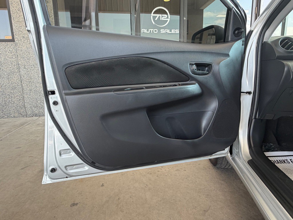 2012 Toyota Yaris Image 12