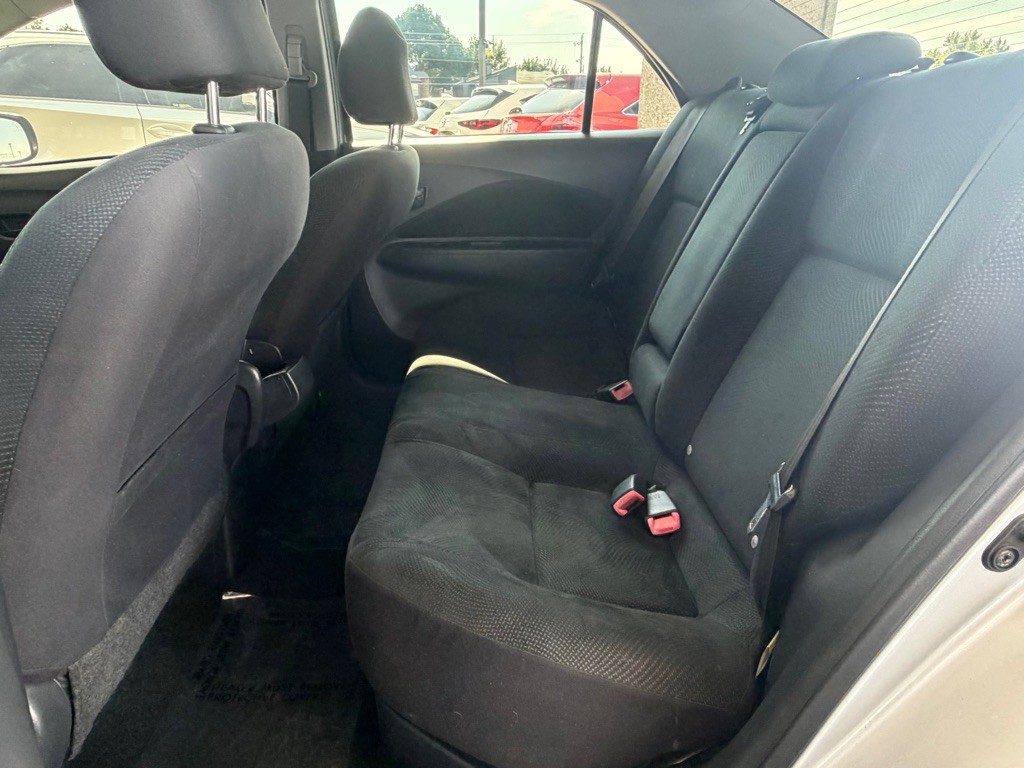 2012 Toyota Yaris Image 13