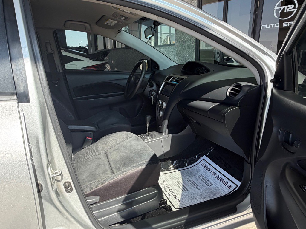2012 Toyota Yaris Image 24
