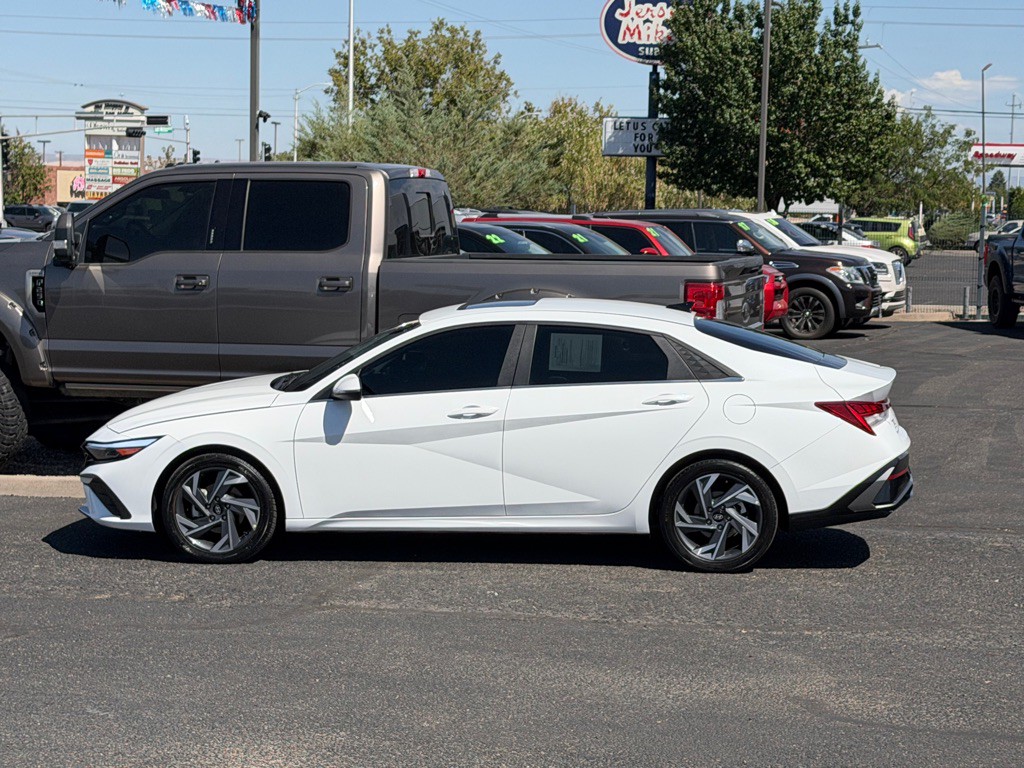 2025 Hyundai Elantra Image 2