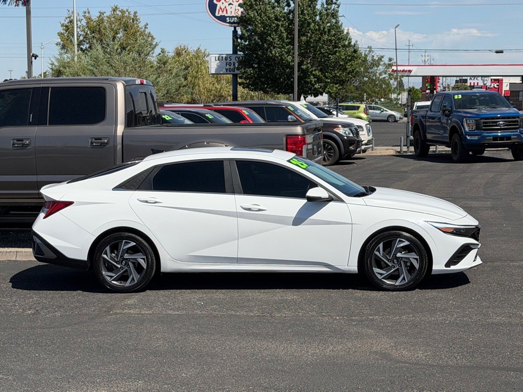 2025 Hyundai Elantra Image 3