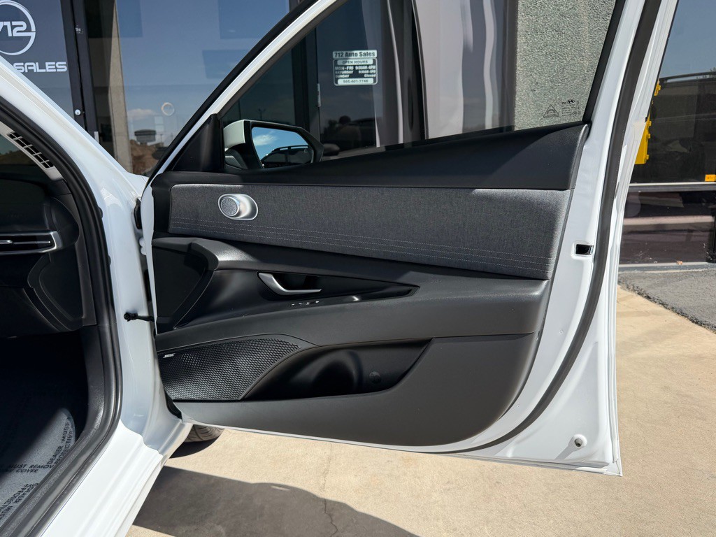 2025 Hyundai Elantra Image 36