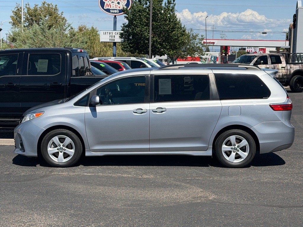 2018 Toyota Sienna Image 2