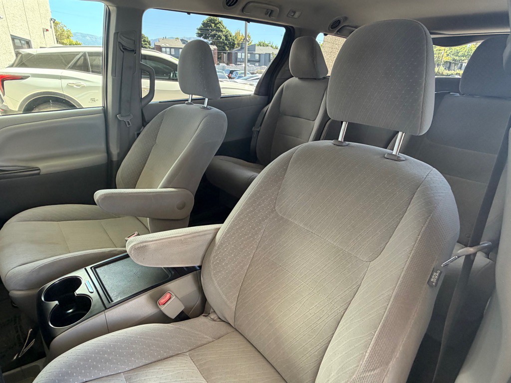2018 Toyota Sienna Image 7