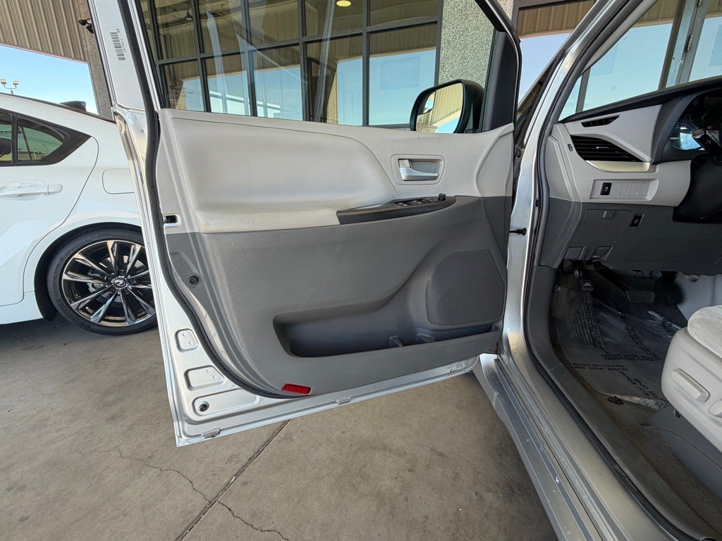2018 Toyota Sienna Image 19