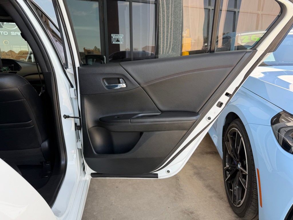 2017 Honda Accord Image 32