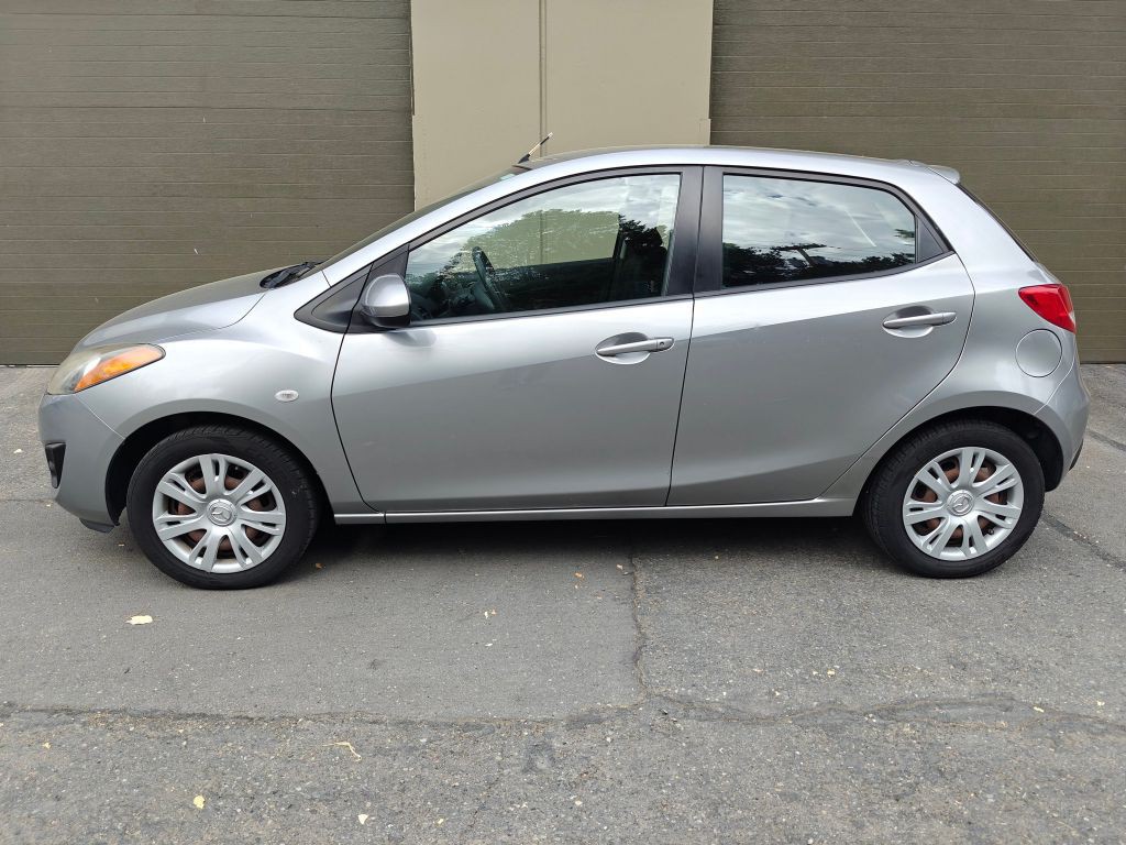 2011 Mazda Mazda2 Image 2