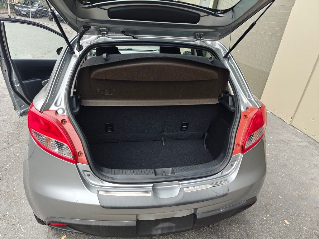 2011 Mazda Mazda2 Image 7