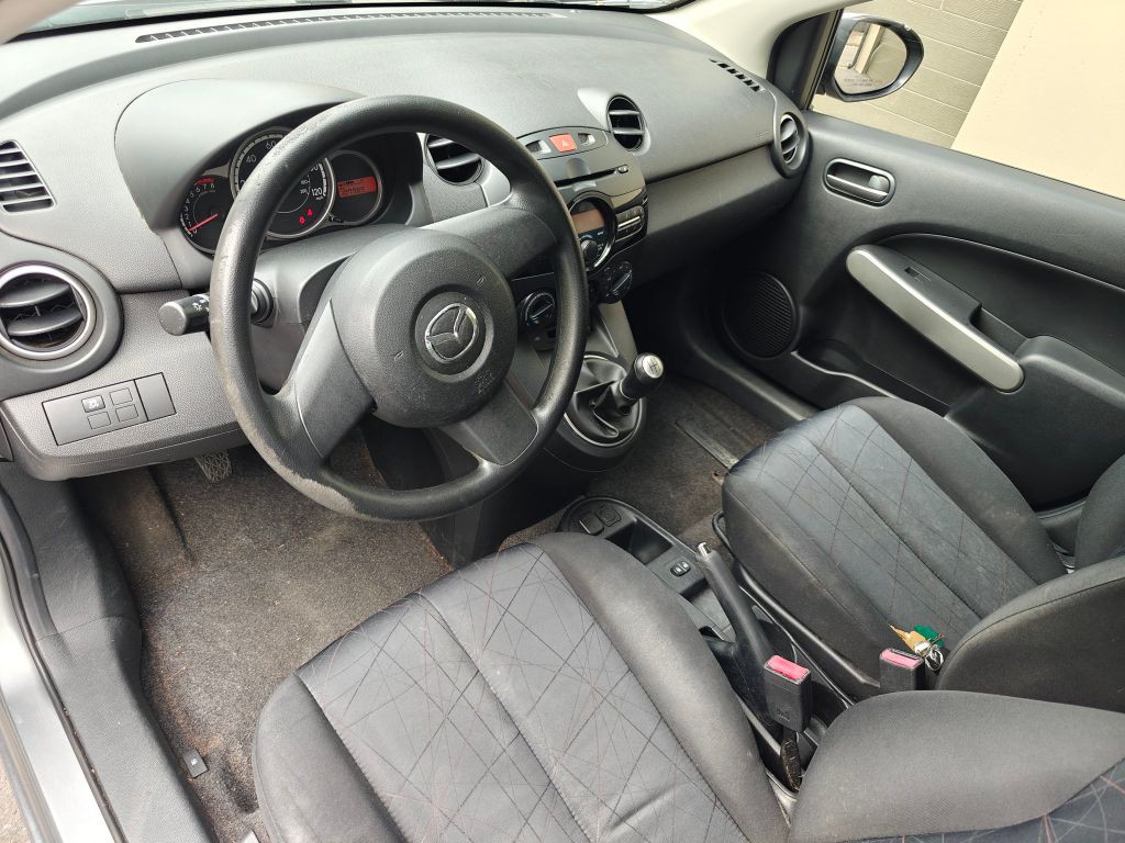 2011 Mazda Mazda2 Image 8