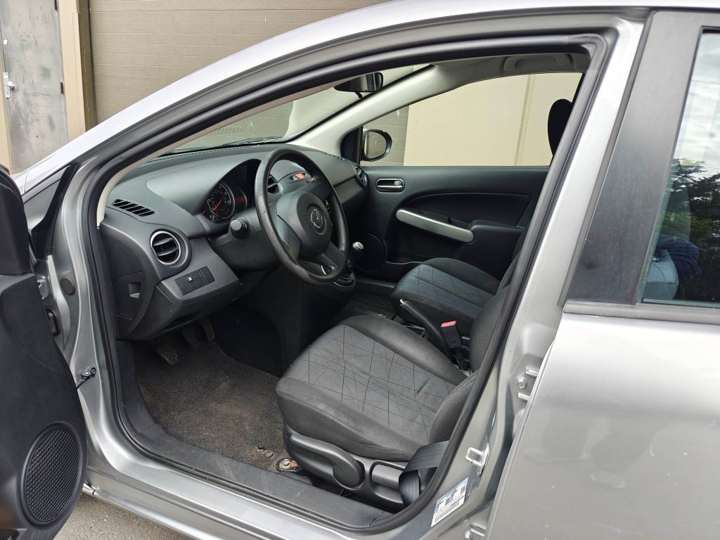 2011 Mazda Mazda2 Image 10