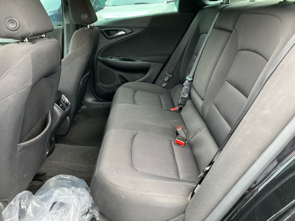 2018 Chevrolet Malibu Image 2