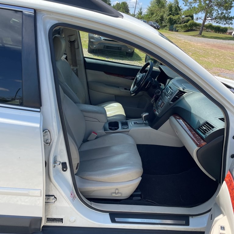 2011 Subaru Outback Image 11