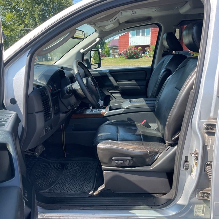 2011 Nissan Titan Image 15